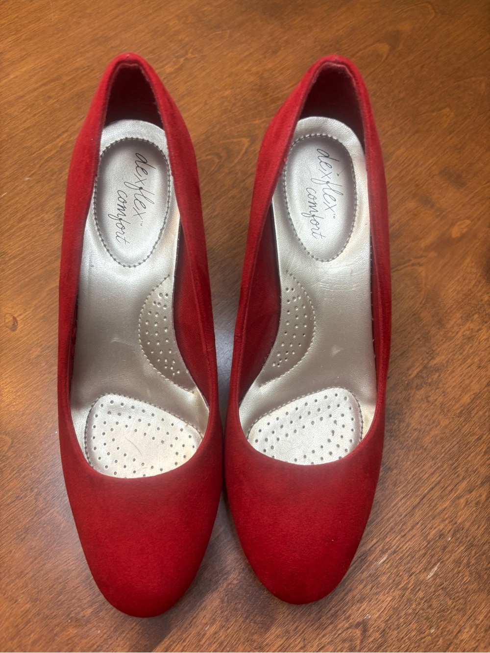 dexflex comfort Red Suede Classic Round-Toe Heels